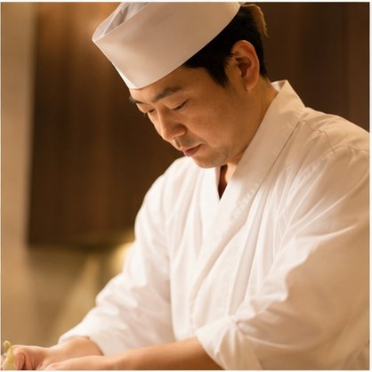 仕込みに向き合う料理人